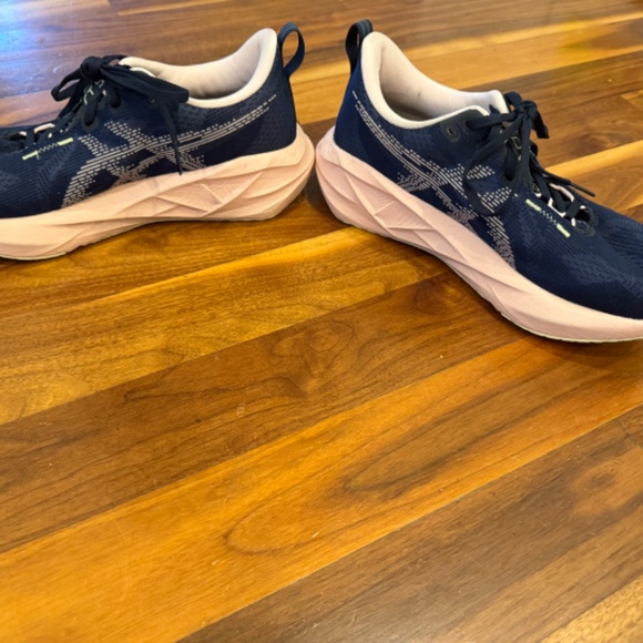 ASICS Novablast 5 (W10) - Picture 3 of 4